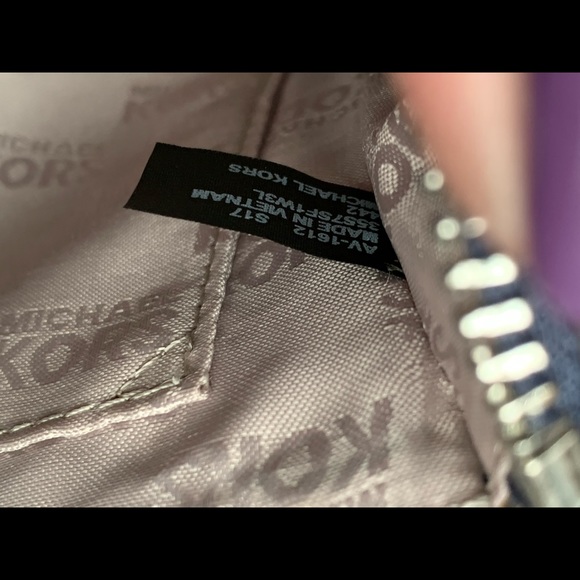 Michael Kors wristlet - Picture 4 of 6